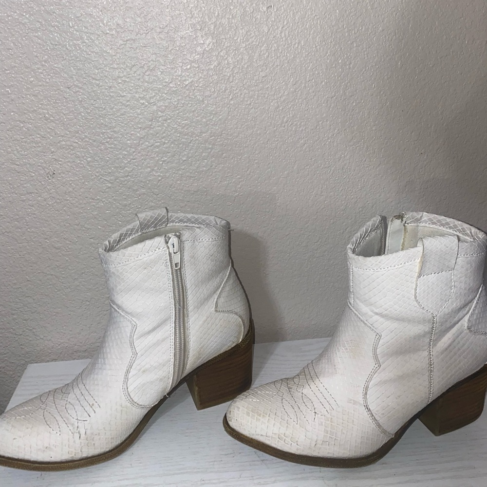 White boots size 5